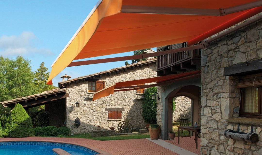 idee di design per un’area outdoor accogliente e confortevole  grazie alle tende da sole e pompeiane