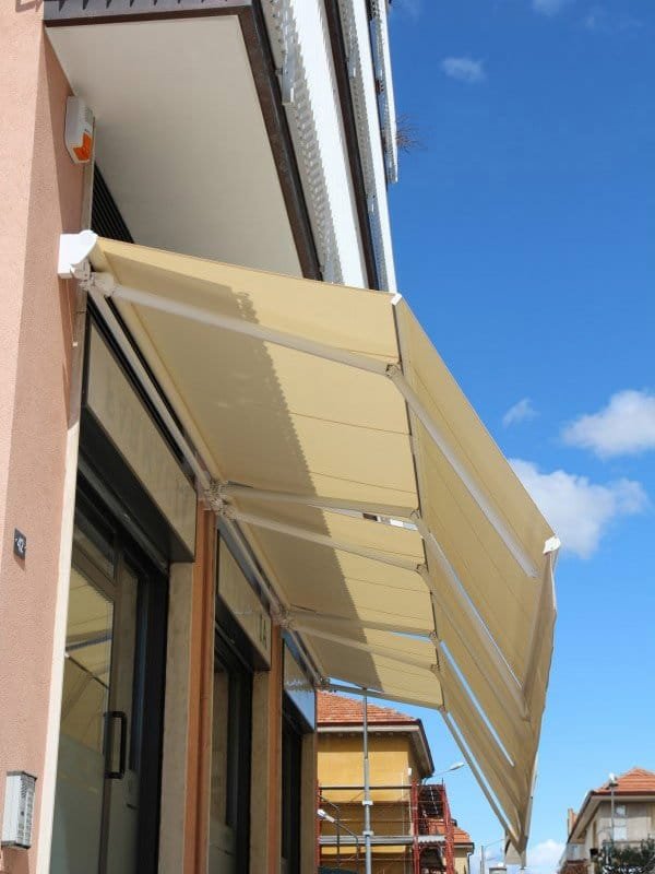 R67-LEVANTE-(1) tenda a doppia inclinazione<br />