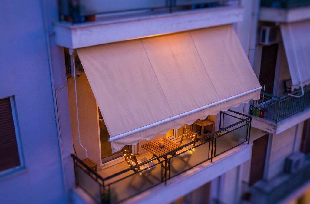Come Scegliere la Tenda da Sole Perfetta per il Tuo Balcone a Schio e Risparmiare sulle Bollette